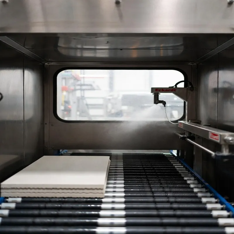 Bewässerungsanlage für Trockenbauplatten — Sprühkammer, Werkstücke.