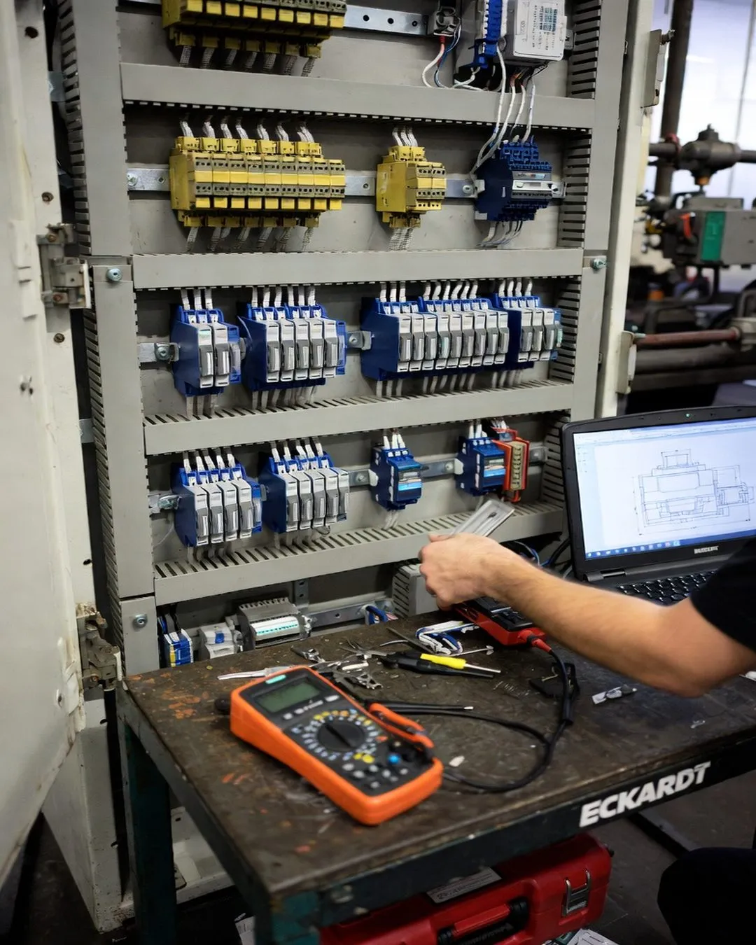 Eckardt-Servicetechniker bei Inbetriebnahme.