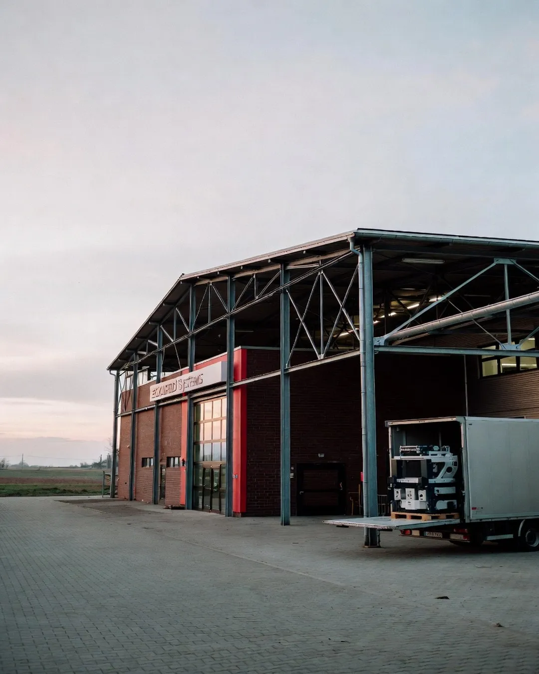 Werkstatt der Eckardt Systems GmbH mit Werkbänken und Maschinen.